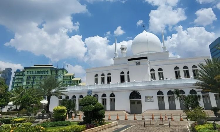 Oase Kedamaian di Tengah Metropolis: Menjelajahi Pesona Wisata Rohani di Masjid Agung Al Azhar Jakarta